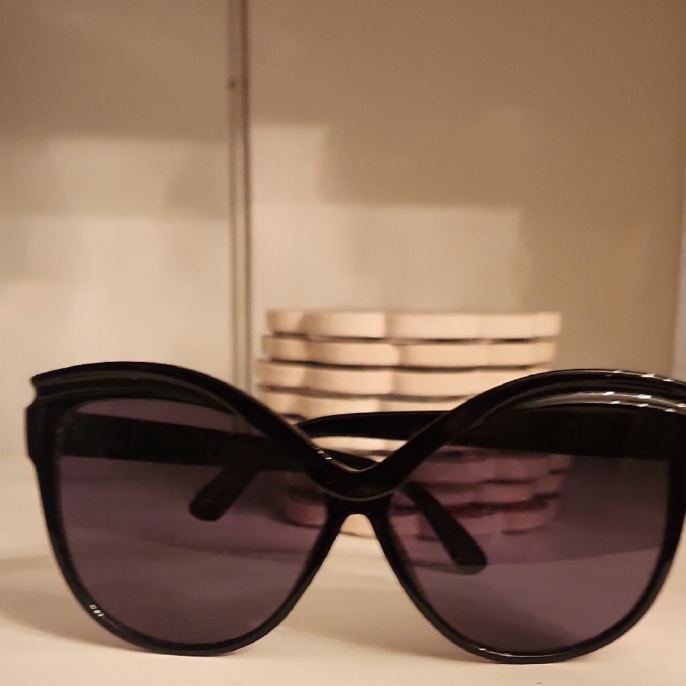 Chic Black Sunglasses